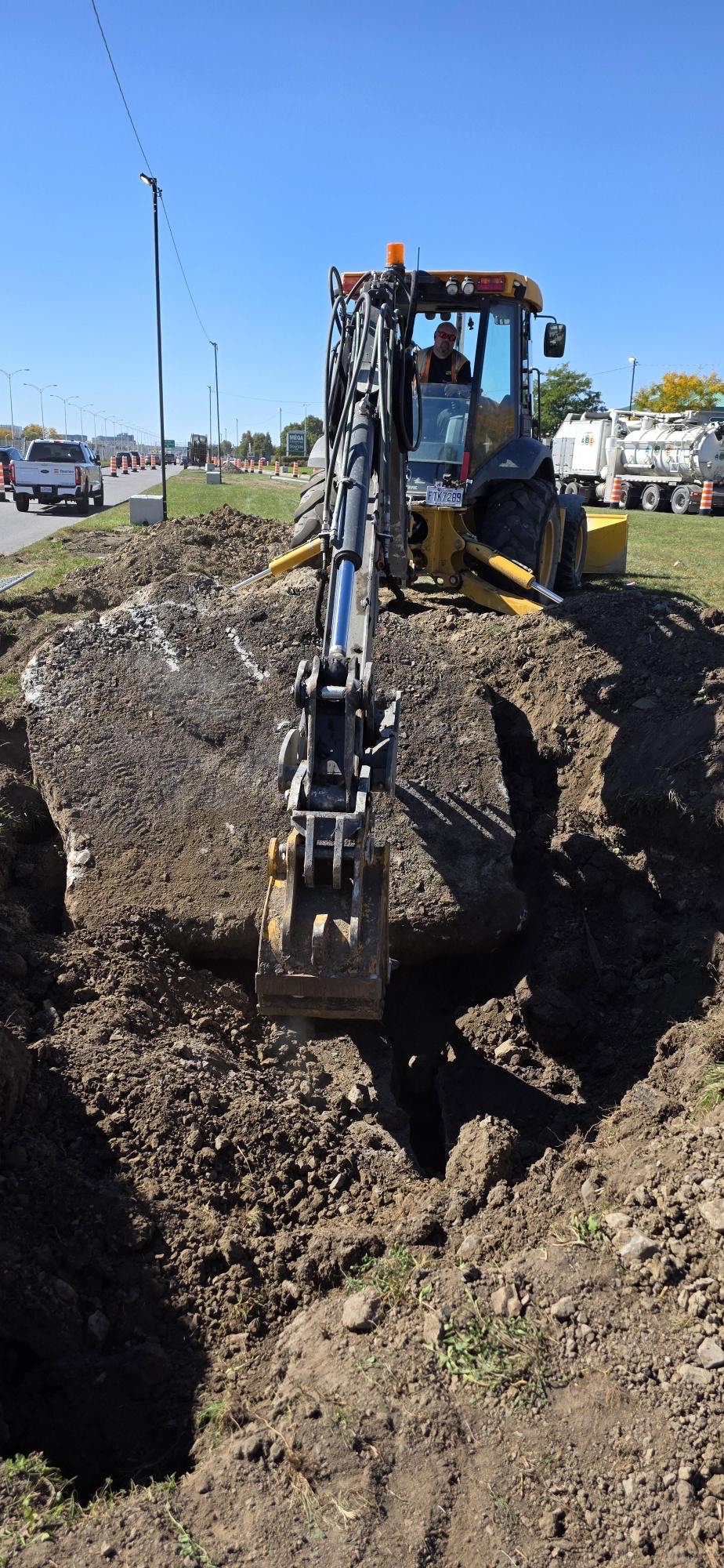 Remplacement des lampadaires sur la voie de service Nord et sa bretelle entre av. Bancroft et Boul. Des Sources, ainsi que sur le Boul. Des Sources Nord entre la bretelle et le viaduc