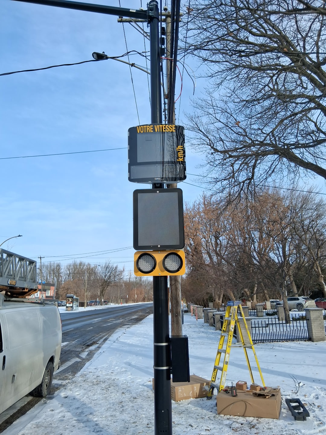Travaux de signalisation aux abords des écoles sur la rue Notre-Dame à Pointe-aux-Trembles